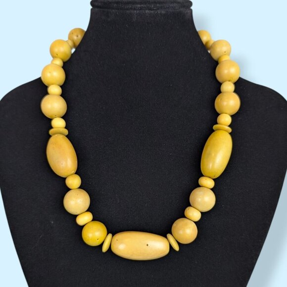 V. 1940s Beetle Plastic Beaded Necklace - Picture 2 of 6